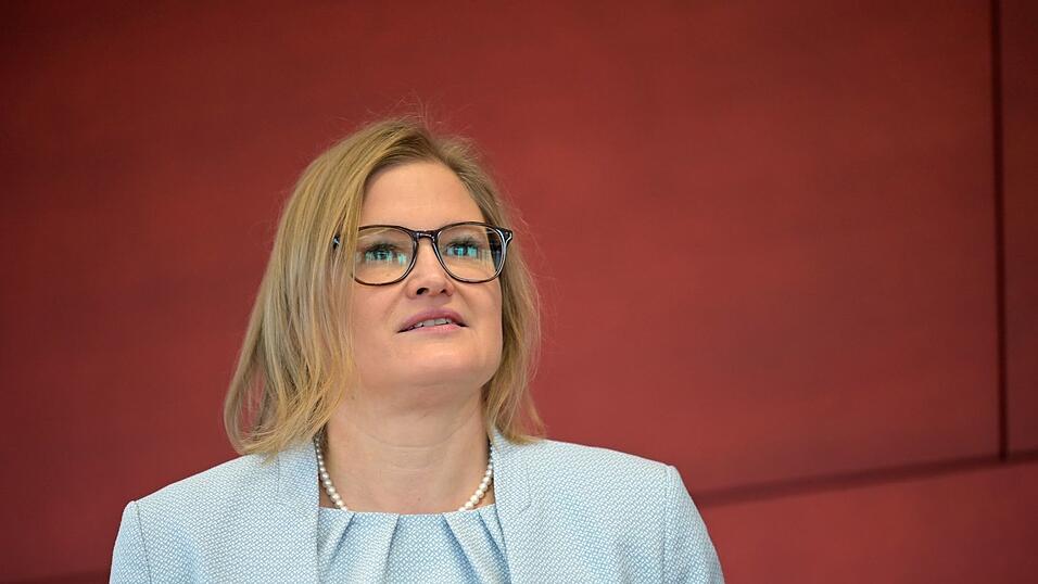 Katrin Ebner-Steiner wurde als Fraktionsvorsitzende der AfD im bayerischen Landtag best&auml;tigt, muss sich das Amt aber k&uuml;nftig teilen. (Archivbild)
