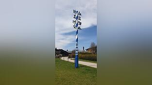 Die Feuerwehr hat den Maibaum in Roggersdorf (Kreis Miesbach) halbiert.