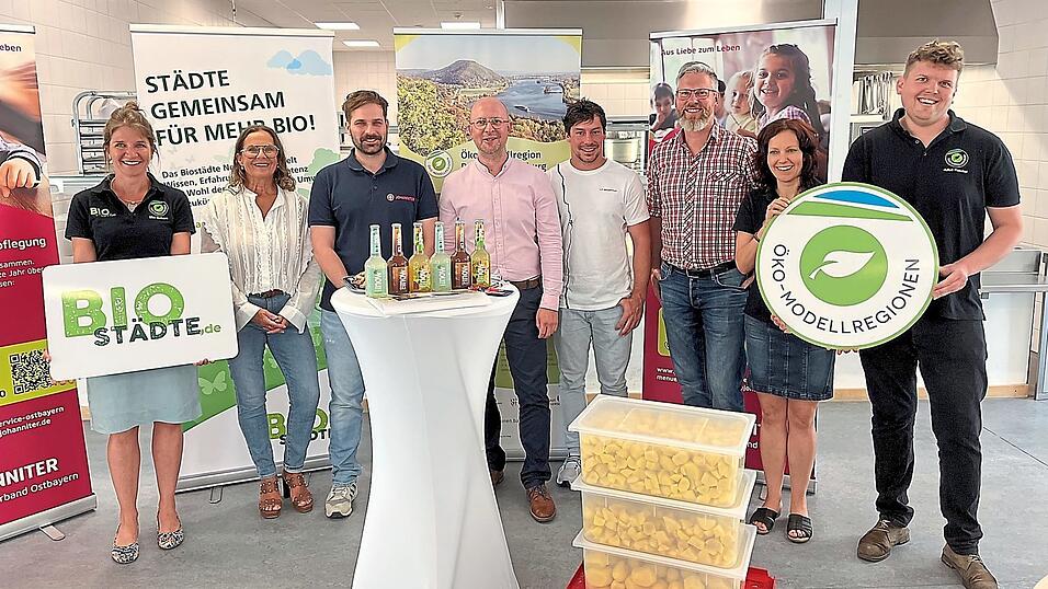 Verteilt werden die Bio-Kartoffeln von Johannes Heitzer vom Biogut Heitzer (ab Dritter von rechts) und davor von Matthias Zirngibl und seinen Mitarbeitern geschält. Matthias Boßle und Fabian Zschiesche vom Johanniter-Menüservice bringen sie dann in ihrem Schulmenü unter, das unter anderem in der Vito-Grundschule von Amalia Hartung-Käser angeboten wird. Die Verantwortlichen im Hintergrund der Öko-Modellregion Regensburg sind Elke Olkers (links), Julius Kuschel (von rechts) und Monika Ernst. Verteilt werden die Bio-Kartoffeln von Johannes Heitzer vom Biogut Heitzer (ab Dritter von rechts) und davor von Matthias Zirngibl und seinen Mitarbeitern geschält. Matthias Boßle und Fabian Zschiesche vom Johanniter-Menüservice bringen sie dann in ihrem Schulmenü unter, das unter anderem in der Vito-Grundschule von Amalia Hartung-Käser angeboten wird. Die Verantwortlichen im Hintergrund der Öko-Modellregion Regensburg sind Elke Olkers (links), Julius Kuschel (von rechts) und Monika Ernst.