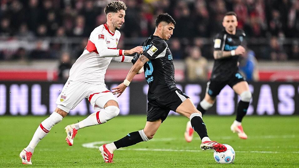 Duell im Mittelfeld: Karazor und Palacios. Duell im Mittelfeld: Karazor und Palacios.