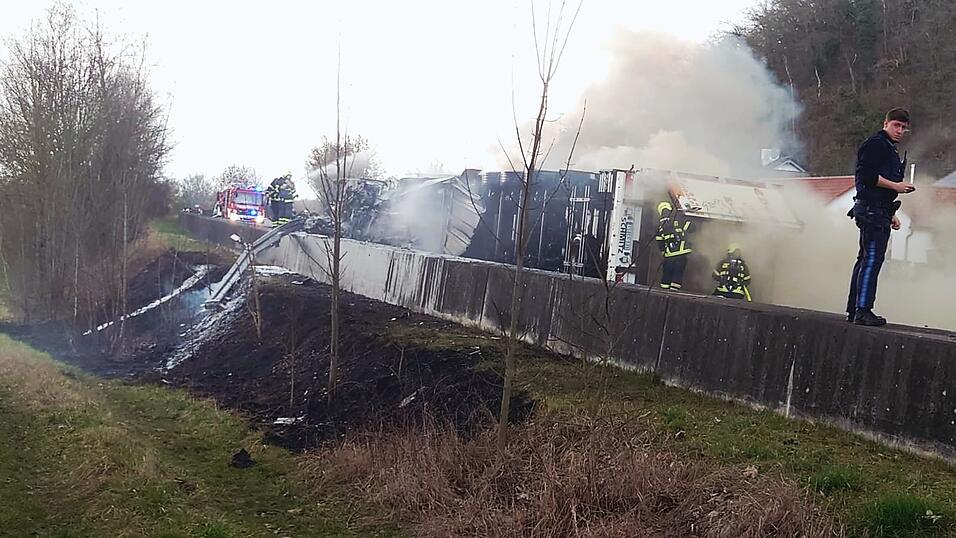 Bei dem Unfall sollen ein Lastwagen und ein Auto zusammengesto&szlig;en sein.&nbsp;