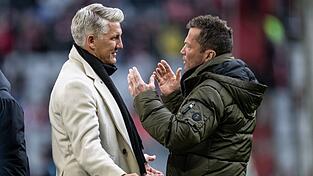 Sind sich nicht einig: Bastian Schweinsteiger (l) und Lothar Matth&auml;us. (Archivbild)