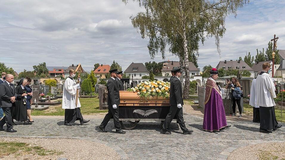 Am heutigen Mittwoch wurde Georg Ratzinger am Unteren Katholischen Friedhof in Regensburg beigesetzt.