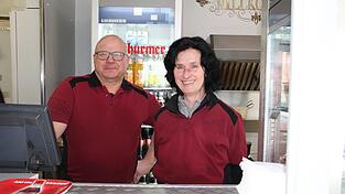 'Jetzt geht's einmal um mich', hat Günter Solleder beschlossen und seinen Imbiss an seine langjährige Mitarbeiterin Doris Wegemann übergeben. 'Jetzt geht's einmal um mich', hat Günter Solleder beschlossen und seinen Imbiss an seine langjährige Mitarbeiterin Doris Wegemann übergeben.