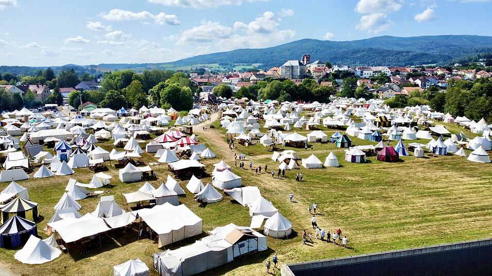 Beeindruckende Zeltstadt vor den Toren von Furth im Wald. Die weit über 1000 Lagernden sorgen für ein besonderes Flair.