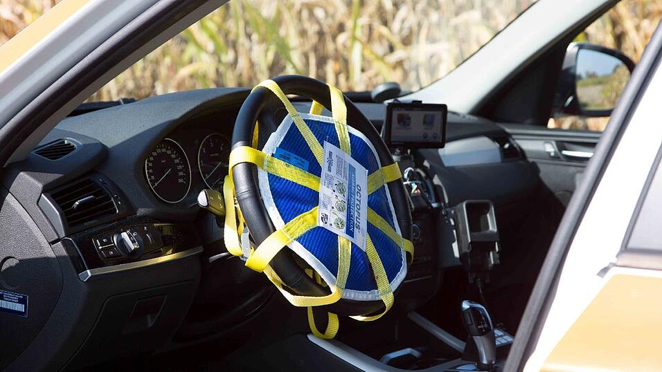 Ein Sanka fuhr am Samstag auf einen Notarztwagen auf, nachdem dieser stark bremste. Vier Rettungskräfte wurden leicht verletzt. Ein Sanka fuhr am Samstag auf einen Notarztwagen auf, nachdem dieser stark bremste. Vier Rettungskräfte wurden leicht verletzt.