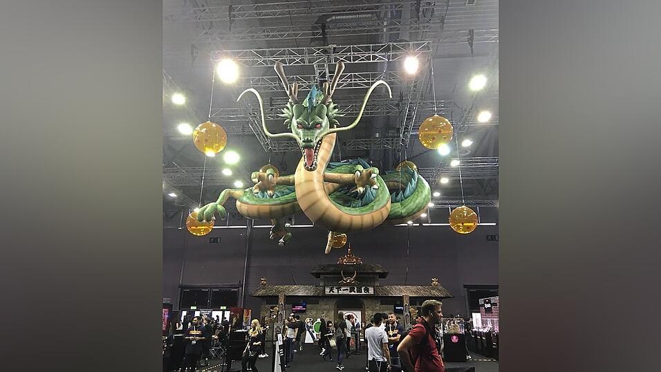 Über den Stand von NamcoBandai wacht 'Dragonball'-DracheShen Long. Foto: Nadine Mestrinelli Über den Stand von NamcoBandai wacht 'Dragonball'-DracheShen Long. Foto: Nadine Mestrinelli