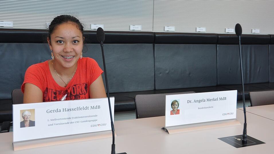 Einmal Probe sitzen: Stefanie Meier testet die Sitze im Plenarsaal. Einmal Probe sitzen: Stefanie Meier testet die Sitze im Plenarsaal.