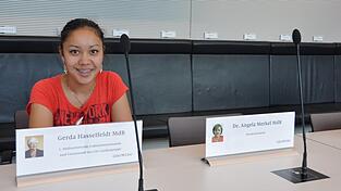 Einmal Probe sitzen: Stefanie Meier testet die Sitze im Plenarsaal.