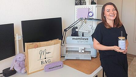 W&auml;hrend die M&uuml;tter gestalten, verfolgen kleine Augen neugierig das Geschehen. Anstatt zu warten, bis es passende Angebote gibt, hat Evgenia Dieterle ein Neues geschaffen: babyfreundliche Plotter-Workshops.