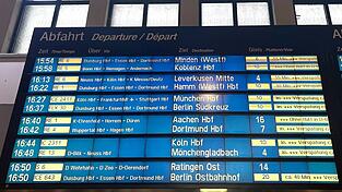 Die Pünktlichkeit im Fernverkehr der Bahn war im Juli genauso niedrig wie im Juni. (Symbolbild) Die Pünktlichkeit im Fernverkehr der Bahn war im Juli genauso niedrig wie im Juni. (Symbolbild)