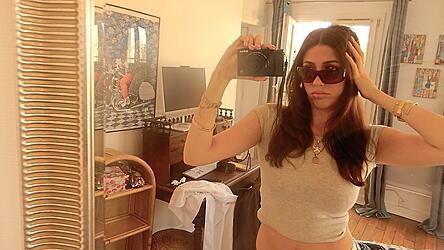 Auch Selfies macht Lena gelegentlich mit ihrer Digicam. Auch Selfies macht Lena gelegentlich mit ihrer Digicam.