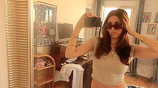 Auch Selfies macht Lena gelegentlich mit ihrer Digicam.