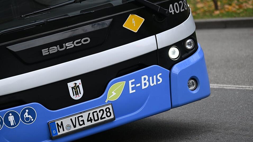 Bei der Umrüstung auf E-Busse liegt München nach einer Untersuchung im Mittelfeld. (Archivbild) Bei der Umrüstung auf E-Busse liegt München nach einer Untersuchung im Mittelfeld. (Archivbild)