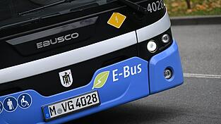 Bei der Umrüstung auf E-Busse liegt München nach einer Untersuchung im Mittelfeld. (Archivbild) Bei der Umrüstung auf E-Busse liegt München nach einer Untersuchung im Mittelfeld. (Archivbild)