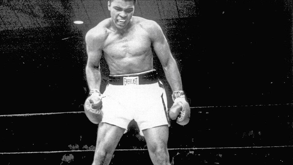 Schon damals war er eine Ikone der Boxfotografie: Muhammad Alis (damals noch als 'Cassius Clay' im Ring) Weltmeisterschaftstriumph &uuml;ber Sonny Liston, der nach der sechsten Runde den Kampf aufgeben musste.
