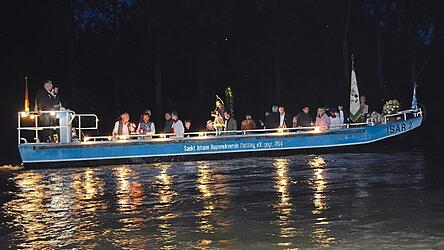 Die Plätte mit Hans Stumpf als Steuermann, den Ehrengästen und und der Statue des Heiligen Nepomuk.