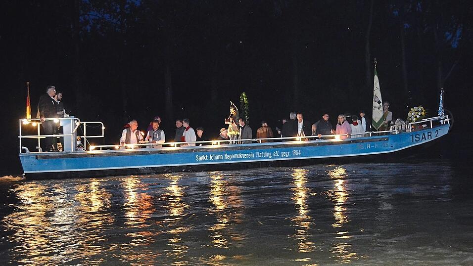 Die Plätte mit Hans Stumpf als Steuermann, den Ehrengästen und und der Statue des Heiligen Nepomuk. Die Plätte mit Hans Stumpf als Steuermann, den Ehrengästen und und der Statue des Heiligen Nepomuk.