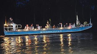 Die Plätte mit Hans Stumpf als Steuermann, den Ehrengästen und und der Statue des Heiligen Nepomuk.