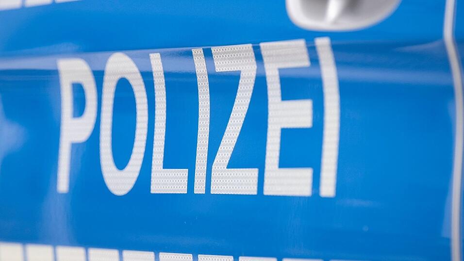 Die Bundesstra&szlig;e 2 wurde nach dem Unfall bis auf weiteres gesperrt. (Symbolbild)