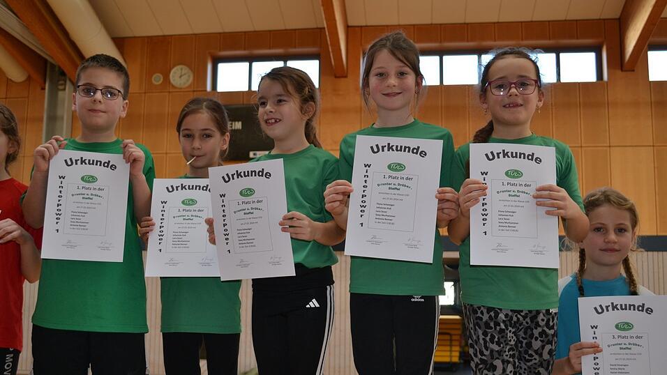 Ganz oben auf dem Podest auch die Staffel U 10 des TV Wallersdorf mit Johannes Kuk, Lara Sezer, Soey Murhammer, Antonia Renner und Fiona Schwaiger.