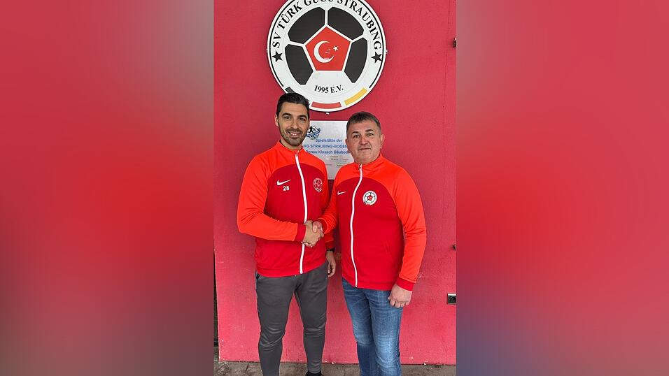 'Das beste Gef&uuml;hl': Murat Dem&uuml;r (r.), Sportdirektor des SV T&uuml;rk G&uuml;c&uuml; Straubing, hei&szlig;t Gustavo 'Guti' Ribeiro als neuen Trainer willkommen.
