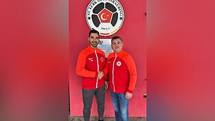 'Das beste Gefühl': Murat Demür (r.), Sportdirektor des SV Türk Gücü Straubing, heißt Gustavo 'Guti' Ribeiro als neuen Trainer willkommen. 'Das beste Gefühl': Murat Demür (r.), Sportdirektor des SV Türk Gücü Straubing, heißt Gustavo 'Guti' Ribeiro als neuen Trainer willkommen.