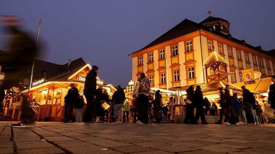 Das Winterdorf in der Bayreuther Fußgängerzone verbreitet schon ab Mitte Oktober weihnachtliche Stimmung. (Archivbild) Das Winterdorf in der Bayreuther Fußgängerzone verbreitet schon ab Mitte Oktober weihnachtliche Stimmung. (Archivbild)