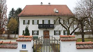 Das Pfarrhaus in Niederh&ouml;cking ist &uuml;ber 175 Jahre alt - und sucht nun einen neuen Besitzer.