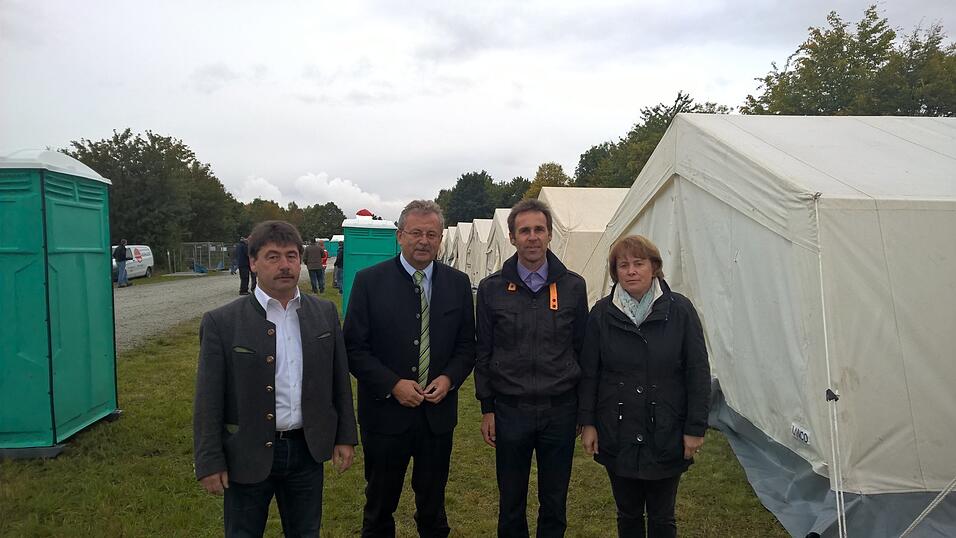 Von links: B&uuml;rgermeister Alfons Neumeier, Landrat Josef Laumer, Camp-Leiter vom Bundesamt f&uuml;r Migration und Fl&uuml;chtlinge, Hans Kirchinger und B&uuml;rgermeisterin Barbara Unger. (Foto: Landratsamt Straubing-Bogen)