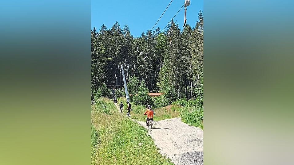 Hoch geht's wieder mit dem Schlepplift.