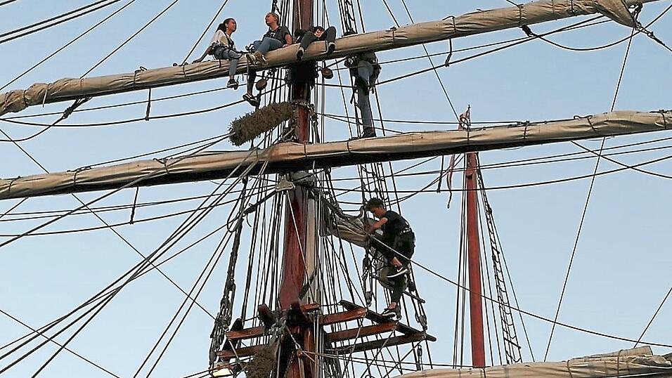 Die KUS-Schüler genießen die Aussicht aus der Takelage. Im Rigg zu sitzen ist ein Erlebnis für sich. Die KUS-Schüler genießen die Aussicht aus der Takelage. Im Rigg zu sitzen ist ein Erlebnis für sich.