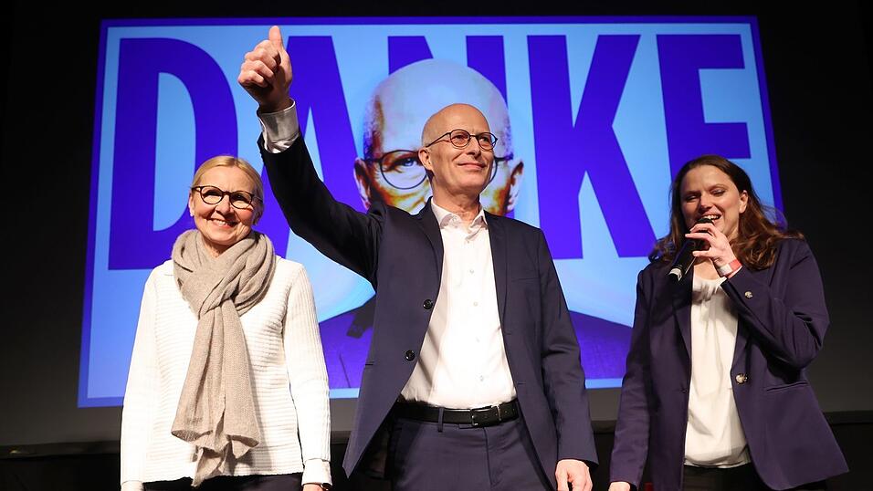 Tschentscher reckt den Daumen in die Luft, denn er kann weiterregieren.