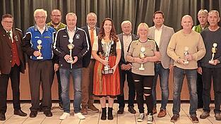 Der Wanderpokal der Stadtmeisterschaft geht dieses Jahr nach Kleegarten mit Nicole Ecker von den Neuschwarnsteinern (M.). Der Wanderpokal der Stadtmeisterschaft geht dieses Jahr nach Kleegarten mit Nicole Ecker von den Neuschwarnsteinern (M.).