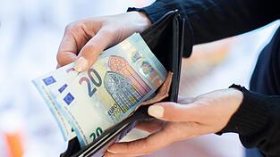 Im Entwurf für die Einkommensteuerreform des Bundesfinanzministeriums ist ein Ausgleich der kalten Progression nicht mehr vorgesehen. Im Entwurf für die Einkommensteuerreform des Bundesfinanzministeriums ist ein Ausgleich der kalten Progression nicht mehr vorgesehen.