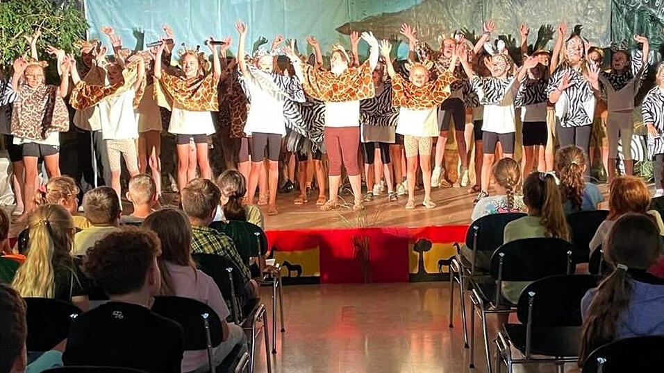 In dem Musical „Tuishi Pamoja“ wird die Geschichte über Vorurteile, Freundschaft und Toleranz erzählt. In dem Musical „Tuishi Pamoja“ wird die Geschichte über Vorurteile, Freundschaft und Toleranz erzählt.