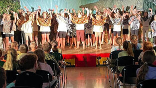 In dem Musical „Tuishi Pamoja“ wird die Geschichte über Vorurteile, Freundschaft und Toleranz erzählt. In dem Musical „Tuishi Pamoja“ wird die Geschichte über Vorurteile, Freundschaft und Toleranz erzählt.