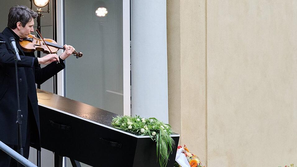 Schauspieler Sabin Tambrea spielte Geige.