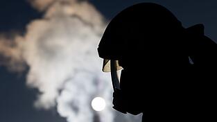 Einsatzkräfte löschten den Brand. (Symbolbild) Einsatzkräfte löschten den Brand. (Symbolbild)