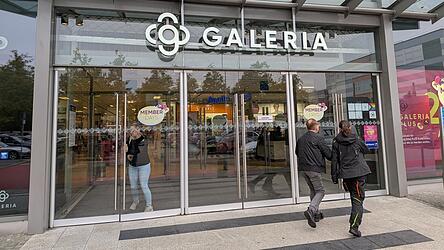 Noch stehen die Türen von Galeria im DEZ offen. Wie es mit der Filiale weitergeht, ist ungewiss. Noch stehen die Türen von Galeria im DEZ offen. Wie es mit der Filiale weitergeht, ist ungewiss.