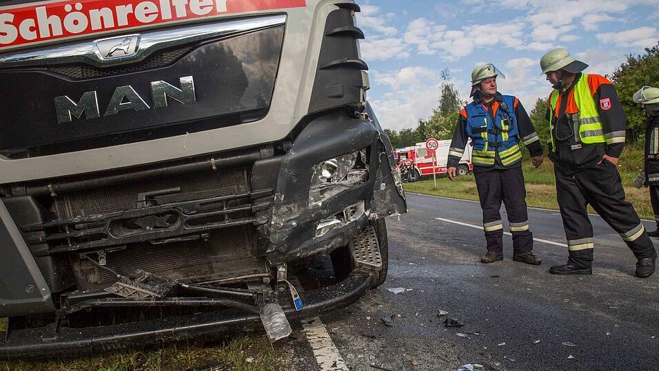 Schwerer Unfall am Freitagmorgen bei Postau (Kreis Landshut). Dort kollidierte ein Auto auf der Gegenfahrbahn frontal mit einem Lastwagen.