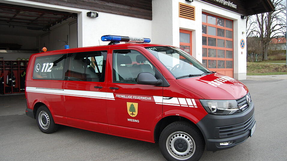 Das neue Mehrzweckfahrzeug vor dem Feuerwehrhaus.