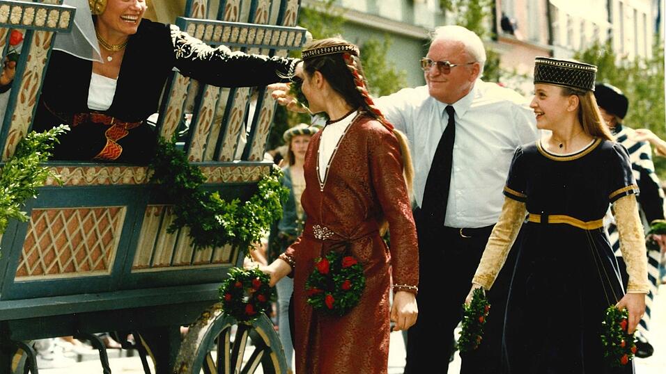 1997: Bundespräsident Roman Herzog mit Braut Helga Maierhöfe. 1997: Bundespräsident Roman Herzog mit Braut Helga Maierhöfe.