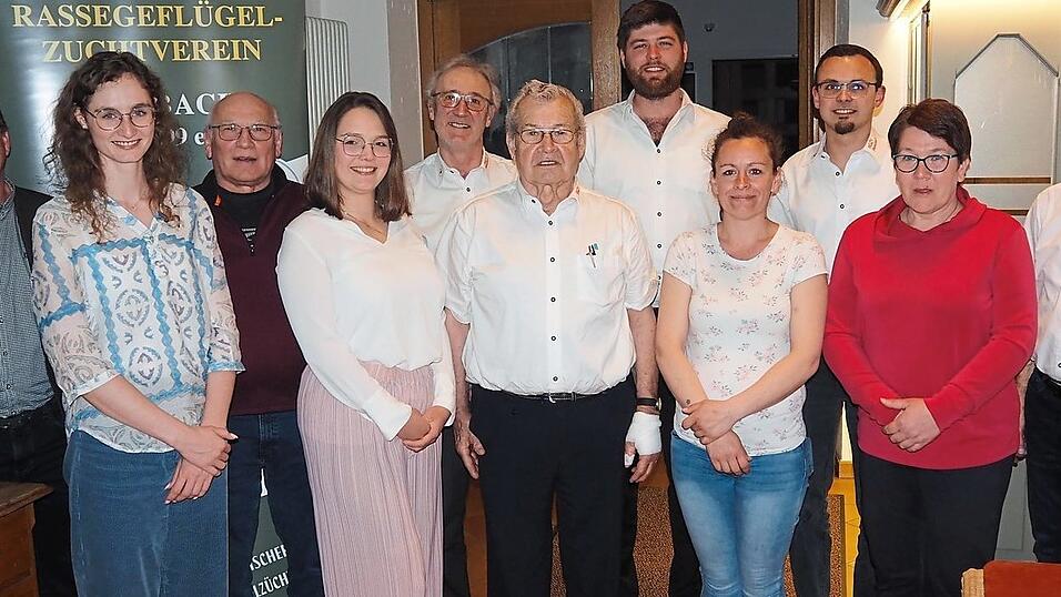 Die neu gewählte Vorstandschaft mit dem Ehrenvorsitzenden Herbert Müller und zweitem Bürgermeister Martin Huber. Die neu gewählte Vorstandschaft mit dem Ehrenvorsitzenden Herbert Müller und zweitem Bürgermeister Martin Huber.