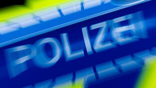Drei Polizisten sind bei der Festnahme leicht verletzt worden. (Symbolbild) Drei Polizisten sind bei der Festnahme leicht verletzt worden. (Symbolbild)