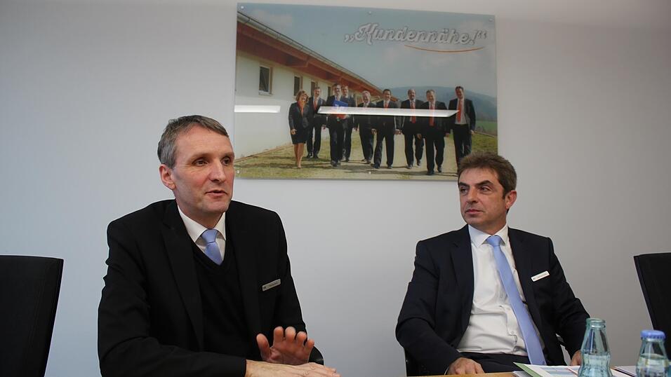 Das Vorstandsduo Thomas Koch und Reinhard Paulus (rechts) erläutern bei dem Pressegespräch die Hintergründe der Sparmaßnahme. Ihr Problem: Die Erlöse der Bank haben sich halbiert. Das Vorstandsduo Thomas Koch und Reinhard Paulus (rechts) erläutern bei dem Pressegespräch die Hintergründe der Sparmaßnahme. Ihr Problem: Die Erlöse der Bank haben sich halbiert.