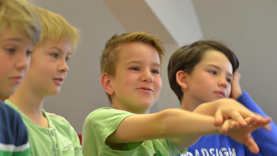 Sehr interessiert hörten die Viertklässler der Grundschule Neukirchen den Erzählungen der Straubinger Redakteurin Tanja Pfeffer zu. Lena Eibl, Praktikantin in der Jugendredaktion, hielt die Schulstunde in Bildern fest. Sehr interessiert hörten die Viertklässler der Grundschule Neukirchen den Erzählungen der Straubinger Redakteurin Tanja Pfeffer zu. Lena Eibl, Praktikantin in der Jugendredaktion, hielt die Schulstunde in Bildern fest.