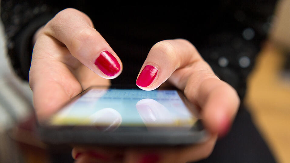 Laut Polizei hat die 51-Jährige über eine Onlineplattform einen vermeintlichen Musikstar, der sich in einer finanziellen Notlage befände, kennengelernt – eine perfide Betrugsmasche.