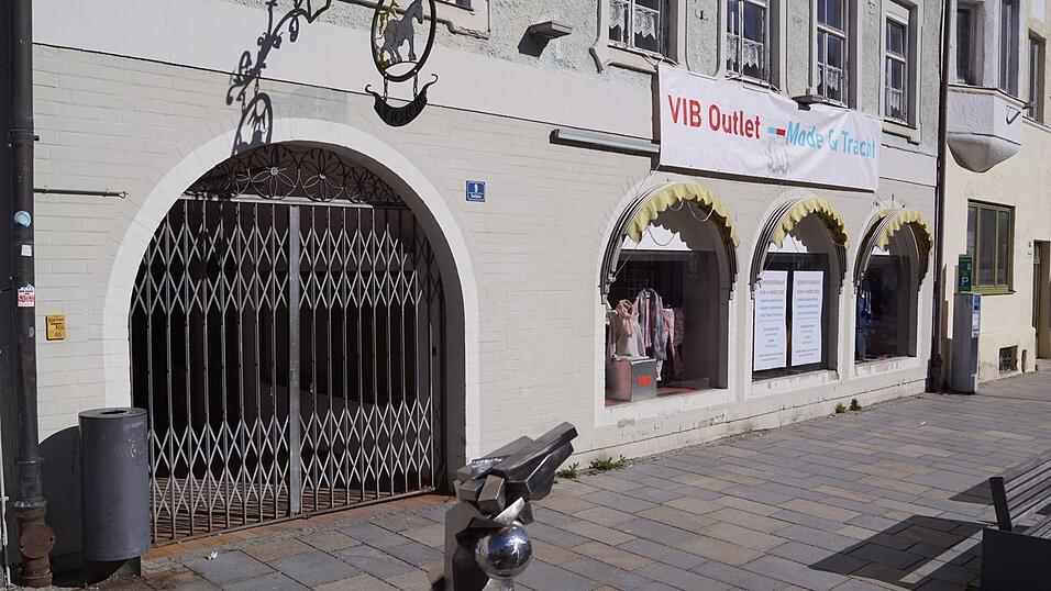 Hab und Gut, das Gebrauchtwarenhaus der Diakonie, war bislang Am Stadtplatz 9 in Vilsbiburg untergebracht. Das ist jetzt Geschichte. Daf&uuml;r wirbt nun 'VIB Outlet - Mode & Tracht' f&uuml;r eine Verkaufsaktion im M&auml;rz.
