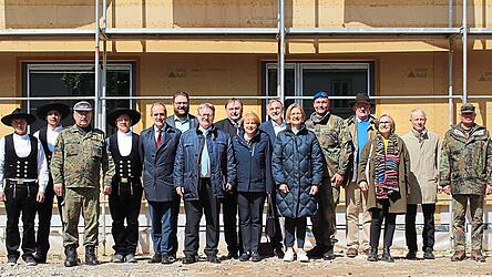 Die Gastgeber am Standort mit Handwerkern und Ehreng&auml;sten, darunter MdL Josef Zellmeier (7.v.l.), der den kurzfristig verhinderten Bauminister vertrat, Feldkirchens B&uuml;rgermeisterin Barbara Unger (9. v.l.) und Dr. Alexander G&ouml;tz aus dem Bundesverteidigungsministerium (5.v.l.).
